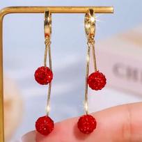 Elegant Red Diamond Tassel Ear Cuff - Festive, High-End Chinese Design auksas