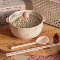 Balta keraminė greitai paruošiamų makaronų dubenėlė su dangteliu ir šaukštu, lankelio dizainas beige