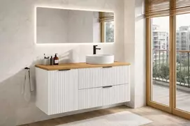 Pakabinamų vonios spintelių komplektas su stalviršiu ir skalbinių krepšiu Comad Adel White, 120 cm, balta