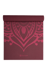 Gaiam - Cherry Sundial Layers Yoga Mat 5Mm - Sportiniai jogos kilimėliai ir priedai - Burgundiška splava