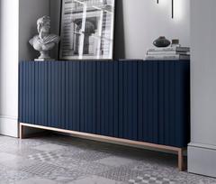 TV komoda Meble Lindner 168 cm granatinis matinis, rifliuota, metalinis rėmas