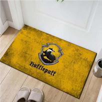 1 vnt. biuro kilimėlis kėdei su Hufflepuff ženkleliu. Puikiai tinka biuro kėdėms, svetainėms ar miegamiesiems dekoruoti, poliesterio kilimas 60cm by 90cm yellow