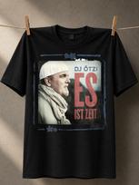Dj Otzi Es Ist Zeit Winter Portrait Panel With Red Gerunisex Text And Clean Icy Blue Border Accents Unisex All TShirt L gray