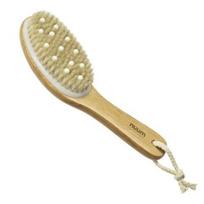 Nuum Cosmetics Curved Handle Body Brush with Soft Massage Beads masažinis kūno šveitimo šepetys, 1 vnt.