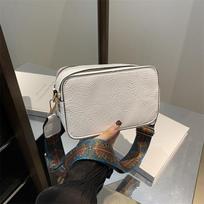 Retro Embossed Craft Camera Bag Women's Wide Shoulder Strap Oblique Shoulder Bag Crossbody Square Handbag Purse KTY 19x9x12cm balta