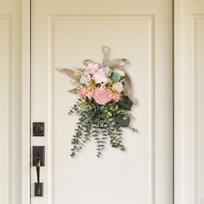 Dirbtinių chrizantemų eukalipto gėlių vainikas pakabinama dekoracija ašaros formos skirtas rožinė