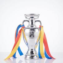Sidabrinė dervos futbolo trofėjo replika, sporto čempiono taurės ornamentas su spalvotais kaspinėliais 16 centimeters sidabras