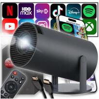 Nešiojamas juodas mini projektorius su „Android TV“, „Wi-Fi“, „Bluetooth“ ir garsiakalbiu