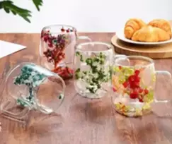 Dvigubo stiklo puodelis su gėlių dekoracijomis 350 ml