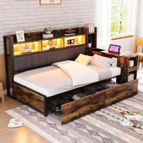 Geležinė sofa-lova 90 x 200 cm, Su daiktadėžėmis ir spintelėmis, Lizdais ir LED apšvietimu, Su dideliais stalčiais ir ištraukiamu stalu, Medžio spalva 241 x 114.2 x 113 cm