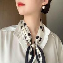 Perlinė sagtelė Retro taškuotas šilkinis skara - Elegantiška, universali, maža kvadratinė pavasariui/vasarai white