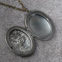 Drožinėta gėlių juostele Locket pakabukas karoliai Vintage žalvario atidarymo nuotraukų dėžutė one size gray