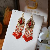 New Bohemian Ethnic Colorful Water Drop Tassel Earrings for Women Long Hollow Antique Gold Color Dangle Earring Pendientes Mujer raudona