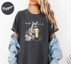 Comfort Colors® Retro meškėnas su šalta kava marškinėliai | Juokingi gyvūnų memai marškinėliai XL gray
