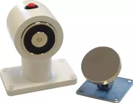 Solar Plus Durų laikymo magnetas, stiprumas 55 kg, magneto Ø50 mm, 24 V nuolatinė srovė, 60 mA, montuojamas ant grindų, su atleidimo slėgiu, baltas, su inkaru.