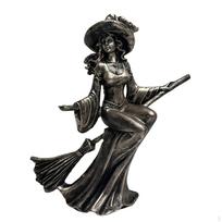 Helovino figūrėlė Dekoratyvinė skulptūra Ragana Statulėlė Darbalaukio ornamentas Dekoracija spintai Riding a broom black