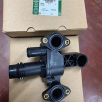LR073372 4H2Q8592BF Engine Coolant Thermostat Water Outlet For Land Rover Discovery 3/4 Range Rover Sport Jaguar XF S-Type