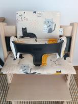 Medvilninė pagalvėlė Stokke Tripp Trapp, 2in1, su katinais, smėlio spalvos