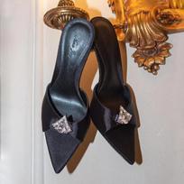 Fashion Pointy Crystal Satin Mules Women Sweet Peep Toe High Heels Elegant 2025 Summer Shoes Causal Ladies Outfit Luxury Silk Slippers 34 juoda