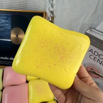 Minkštas netoksiškas skrudintos duonos formos streso malšinimo žaislas, realistiškas duonos fidget žaislas naudojimui namuose, biure, kelionėse, atsipalaidavimui yellow
