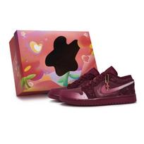 Jordan Air Jordan 1 811 Gamyba, Tikros meilės prisipažinimas, Speciali batų dėžutė Žemi batviršiai Vintažiniai krepšinio batai Unisex IB7012-600(Team80-SBOX) 35.5 pink