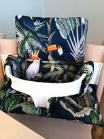 Vandeniui atsparios pagalvėlės Stokke Tripp Trapp 2in1, „Parrot on Black“