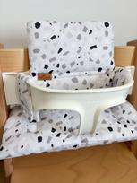 Vandeniui atspari pagalvėlė Stokke Tripp Trapp 2in1, pilka Terrazzo
