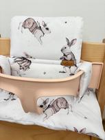 Apsauginė pagalvėlė Stokke Tripp Trapp 2in1, kiškučių piešinys