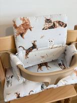 Medvilninė pagalvėlė Stokke Tripp Trapp 2in1, kreminė-pilka su katėmis