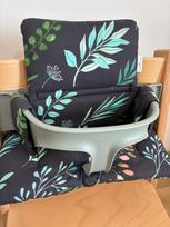 Medvilninė pagalvėlė Stokke Tripp Trapp 2in1, lapų raštas, juoda/grafito