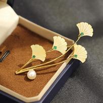 High-end retro natural yellow fritillary carved ginkgo biloba brooch temperament simple freshwater pearl leaf pin accessories brown