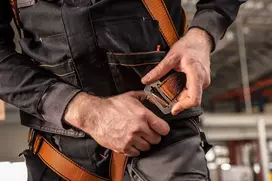 NEO TOOLS Saugos komplektas su apsaugine virve – PROTEKT P-01 pilnas kūno diržas, 2 m kernmantle lynas, plieniniai karabinai, EN 361/354/363, CE 0082