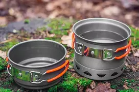 NEO TOOLS 63-144 7 dalių anoduoto aliuminio stovyklavimo indų rinkinys su nuimama rankena, 2 puodais, keptuve, dangčiu, kempinėle ir tinkleliu