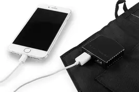 NEO TOOLS 15W sulankstomas saulės įkroviklis su USB-A ir USB-C išėjimais, monokristalinis panelis, IPX4 atsparus vandeniui, juodos spalvos