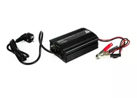 AZO Digital 12V 10A automatinis 3 pakopų akumuliatoriaus įkroviklis švino-rūgštiniams akumuliatoriams (230V AC įvadas, EU kištukas)
