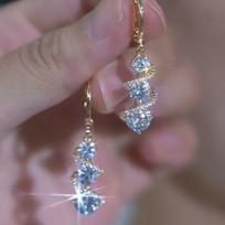 Korean Style Rhinestone Twisted Water Drop Ear Cuff: Unique, Versatile, Sparkly Earrings for Light Luxury and High-End Style. rožinė