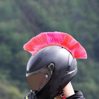Rožiniai pluošto priauginami plaukai šalmui, punk stiliaus