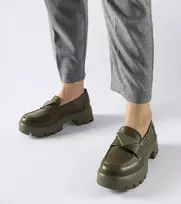 žali mokasinai kietu padu