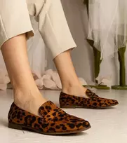 Klasikiniai moteriški leopardo rašto mokasinai.