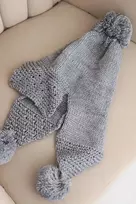 Moteriška žieminė kepurė su vilna, snapeliu ir bumbulais, tamsiai pilkos spalvos