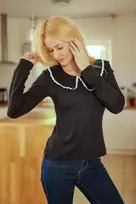 Juoda palaidinė su baltu nėriniuotu apykaklės apvadu Mirale