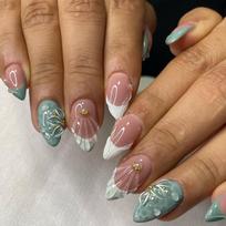 24Pcs 3D Shell Pattern Press on False Nails with Green Camellia Design Short Round Head Wearable Almond French Fake Nail Set brown