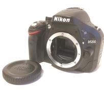 Nikon D5200 DSLR Camera with AF-S DX NIKKOR 18-55mm f/3.5-5.6G VR Lens Kit, Black juoda