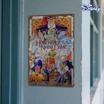 1 vnt. Disney Notre Dame kupriorius Metalinis skardinis ženklas - Vintažinis gotikinės katedros meno plakatas su Kvazimodo ir Esméralda, Sunkus D 20x30cm（7.8x11.8inch） brown