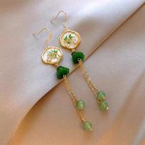 Chinese Emerald Tassel Lotus Pod Earrings: Unique, Long Style, Versatile Fashion Accessory for Women žalia