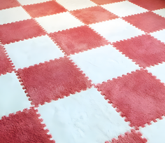 Minkštas pliušinis putų dėlionės kilimėlis LIVMAN E1Z6 su kraštais, 60x60 cm, 9 vnt. komplekte, baltas–raudonas