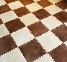 Minkštas pliušinis putplasčio dėlionės kilimėlis LIVMAN E1Z6 su apvadais, 60x60 cm, 9 vnt. komplekte, ruda–smėlio