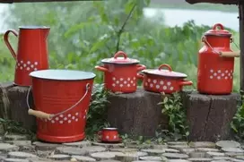 Artnik Retro emaliuotas puodas, 1 L, su matavimo puodeliu, raudonas su taškeliais