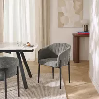 Šviesiai pilka minkšta palėpės valgomojo kėdė su juodomis metalinėmis kojomis