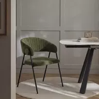Minkšta žalia moderni valgomojo kėdė juodomis metalinėmis kojomis